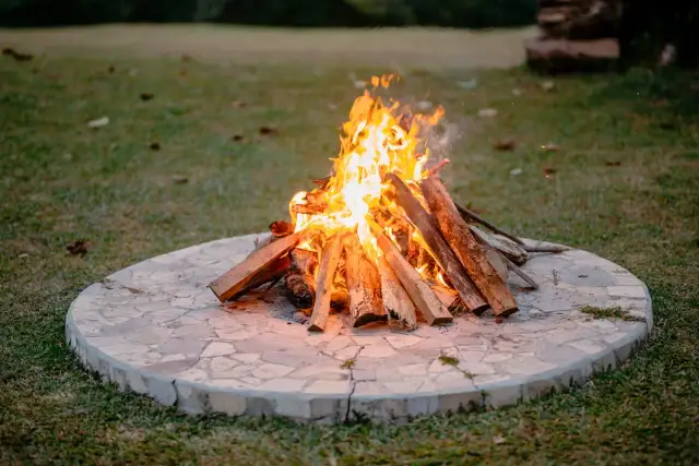 Palenie ogniska w ogrodzie: zasady bezpieczeństwa i przepisy 2025