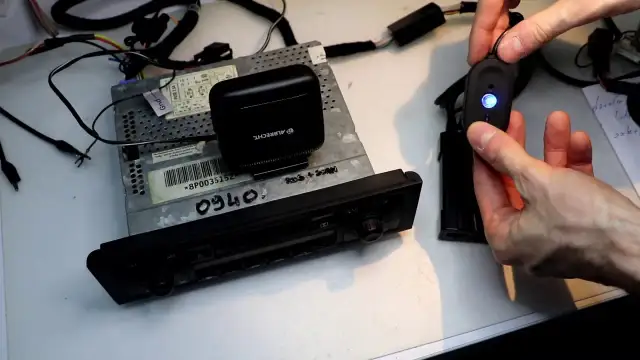 Jak podłączyć AUX do radia samochodowego - uniknij problemów z dźwiękiem