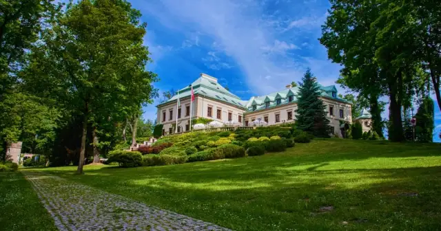 Pałac Odrowążów w Chlewiskach - historia, atrakcje i noclegi