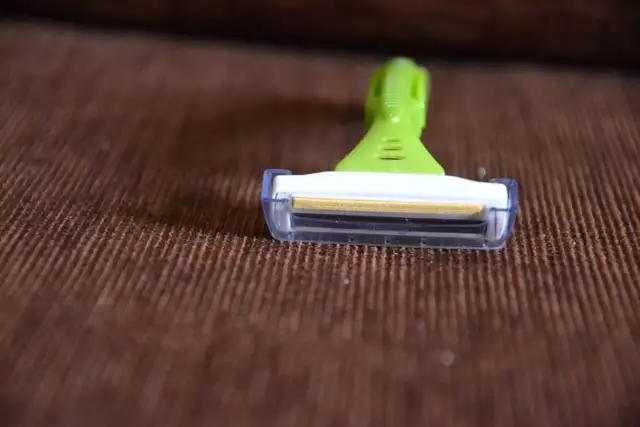 Jak naostrzyć maszynkę do golenia, aby uniknąć podrażnień i bólu
