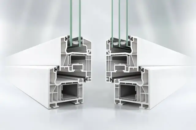 Przekrój okna dwuszybowego z widocznymi komorami profilu i szybami. Kluczowy element dla współczynnika przenikania ciepła okna dwuszybowe.