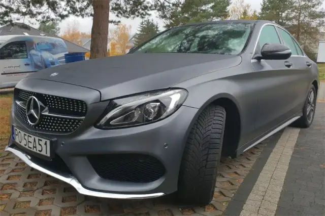 Ile kosztuje oklejenie samochodu czarny mat? Sprawdź ceny i czynniki wpływające na koszt