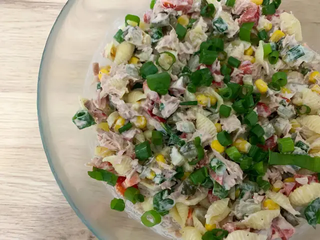 Jakie sałatki na komunię? 10 pomysłów, które zachwycą gości