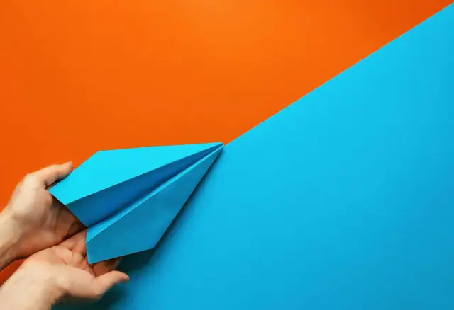 Jak zrobić samolot z papieru? Proste triki na rekordowy lot!