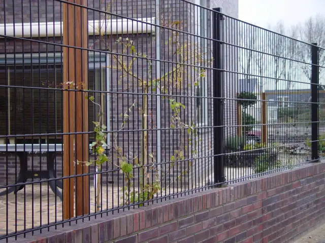 Jak odległość między słupkami ogrodzenia panelowego wpływa na trwałość?