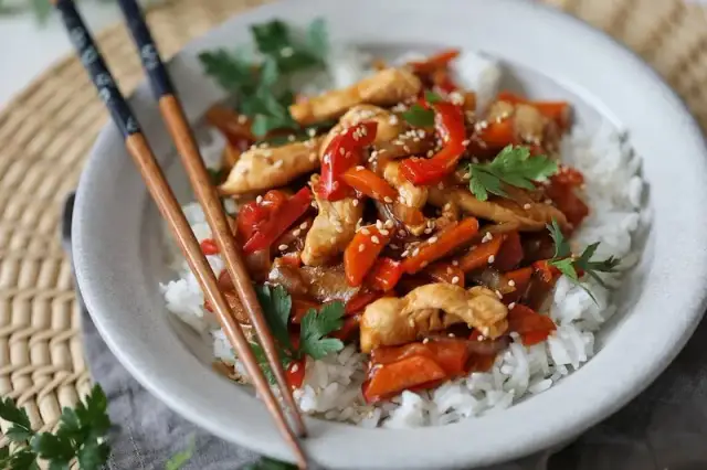 Kurczak po sajgońsku – co to za danie i jak je przygotować?