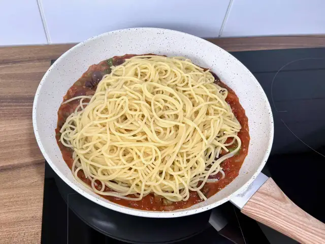 Spaghetti puttanesca przepis: proste i pyszne danie, które pokochasz