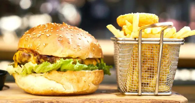 Soczysty burger z dorsza: Koniec z suchą rybą! Przepis Błażeja.