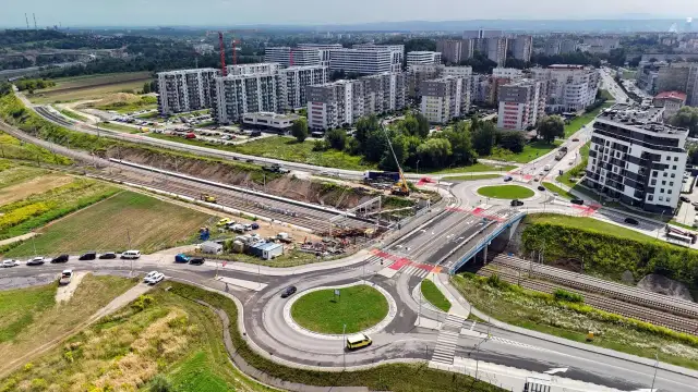 Jak dojechać do osiedla szkolnego w Krakowie - najlepsze połączenia komunikacyjne