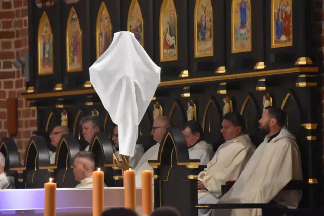 Ile trwa msza bierzmowania? Poznaj czas trwania i ważne szczegóły