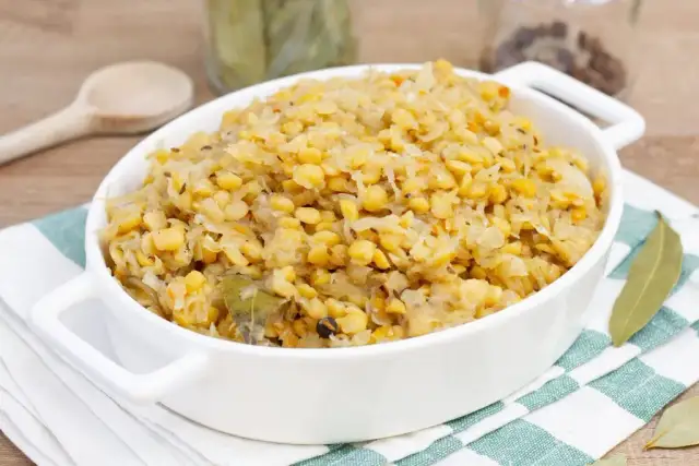 Czy kapusta z grochem tuczy? Sprawdź, jak ją zdrowo przygotować