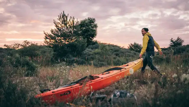 Jak przewieźć kajak bezpiecznie i łatwo - sprawdzone metody transportu