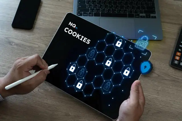 Tablet z napisem "COOKIES" i ikonami kłódek, symbolizujący jak usunąć dane przeglądarki. Obok leży telefon i kalkulator.