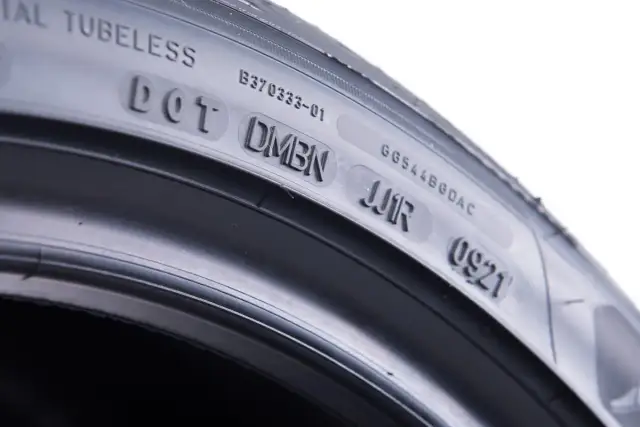 Data produkcji opony: Jak ją sprawdzić i dlaczego to klucz do bezpieczeństwa?