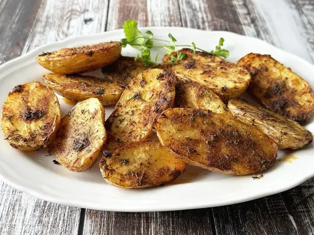 Jak ugotować ziemniaki do sałatki, aby były idealnie miękkie?