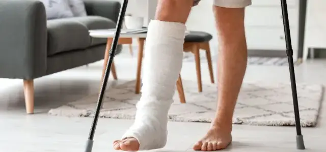 Rehabilitacja nogi po gipsie: Twój przewodnik krok po kroku