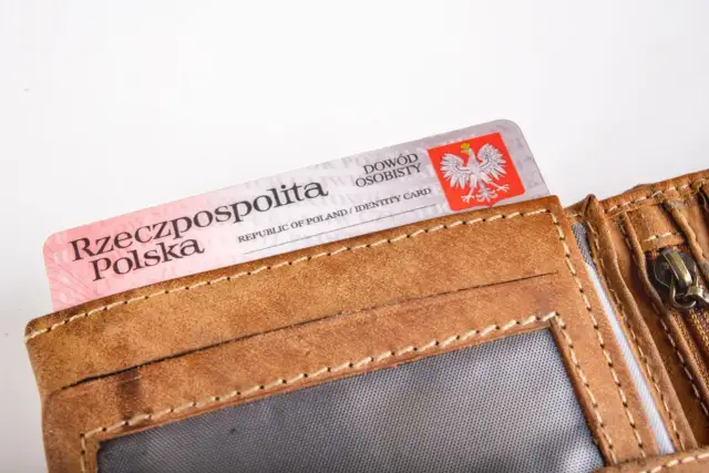 Skórzany portfel z polskim dowodem osobistym. Zastrzeżenie dowodu jest ważne.