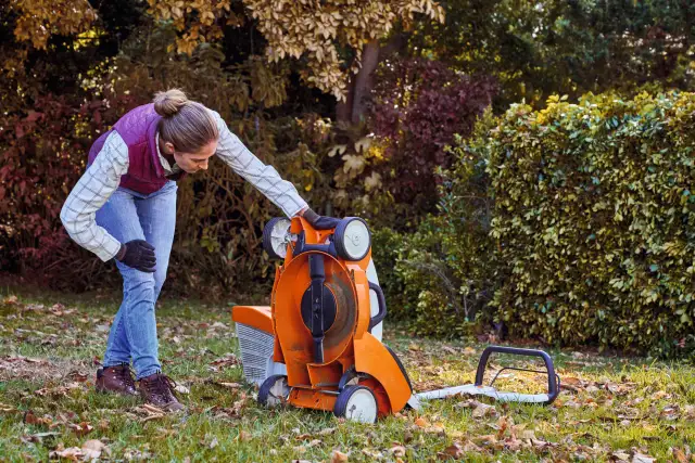 Na którą stronę przechylać kosiarkę, aby uniknąć uszkodzeń?
