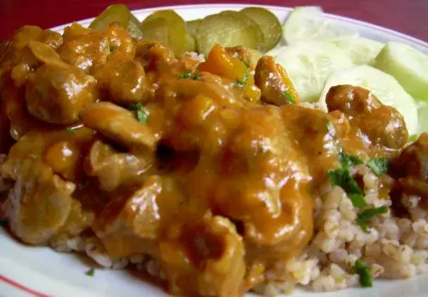 Sos z żołądków drobiowych: przepis na miękkie i aromatyczne danie!