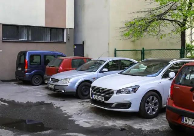 Czy można parkować tyłem do budynku? Zobacz, co musisz wiedzieć