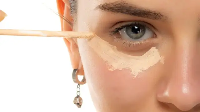 Jak wybrać korektor pod oczy, aby ukryć cienie i niedoskonałości