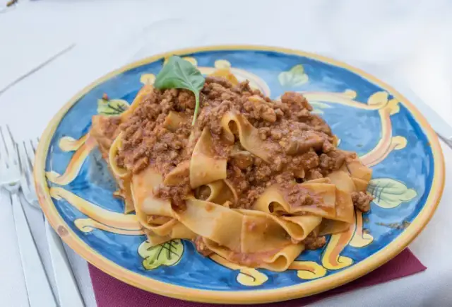 Gdzie zjeść w Bolonii? Kultowe dania i sprawdzone adresy