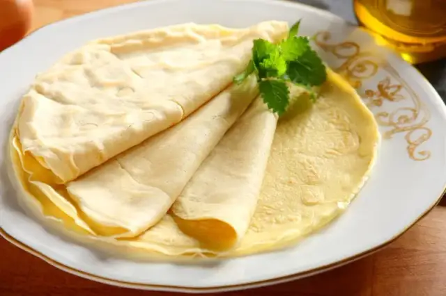 Prosty przepis na ciasto do naleśników biszkoptowych, który zachwyca