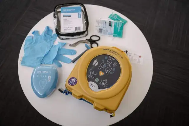 Ile woltów ma defibrylator? Moc w dżulach ratuje życie