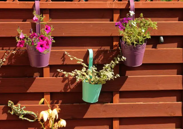 Jak ozdobić płot w ogrodzie? Pomysły, które odmienią przestrzeń