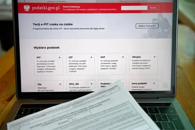 Jak pobrać PIT-11 przez internet i uniknąć problemów z rozliczeniem