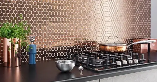 Co na ścianę w kuchni nad blatem? Odkryj najlepsze materiały i inspiracje