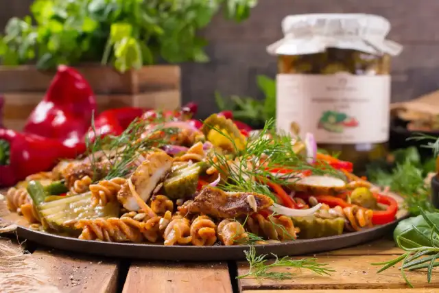Perfekcyjna sałatka z penne i kurczakiem: przepis na każdą okazję