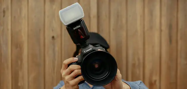 Jak robić zdjęcia z lampą błyskową, aby uniknąć prześwietlenia i uzyskać lepsze efekty