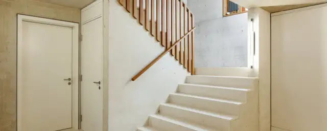 Jakie schody wewnętrzne wybrać, aby uniknąć kosztownych błędów?