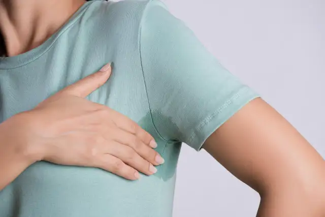 Jak usunąć plamy z potu? Domowe sposoby, które naprawdę działają