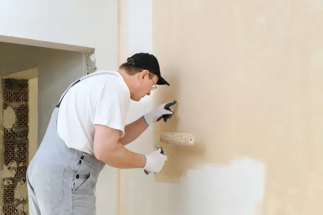 Malowanie chropowatych ścian: Jak ukryć nierówności? Poradnik