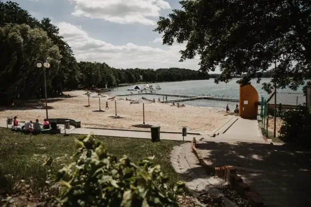 Jezioro w Sierakowie: Idealne miejsce na relaks i aktywny wypoczynek