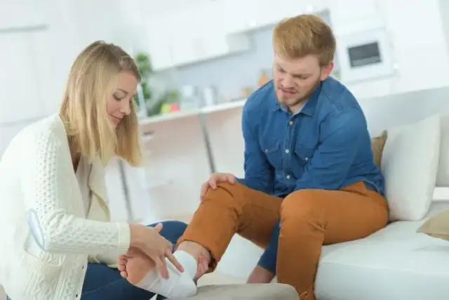 Skręcenie kostki: czy to trwały uszczerbek? Odszkodowanie ZUS/PZU