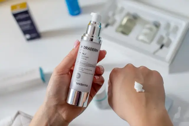 Kwas hialuronowy: czy się wchłania? Kosmetyki czy wypełniacze?