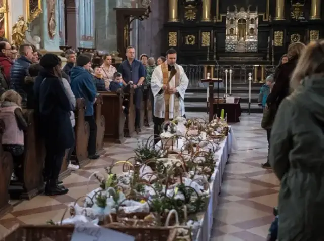 Jaka modlitwa przy święceniu pokarmów? Odkryj jej znaczenie i tradycje