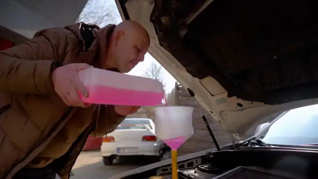 Twój silnik się grzeje? Skuteczne odpowietrzanie chłodnicy krok po kroku.