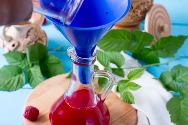 Ocet malinowy do czego służy? Zastosowania w kuchni, zdrowiu i kosmetyce