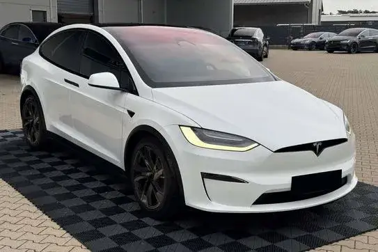 Tesla Model X: Cena, leasing, serwis czy to się opłaca w Polsce?