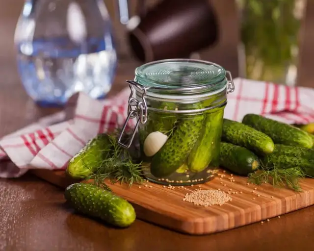 Czy można jeść ogórki kiszone karmiąc piersią? Sprawdź, co warto wiedzieć