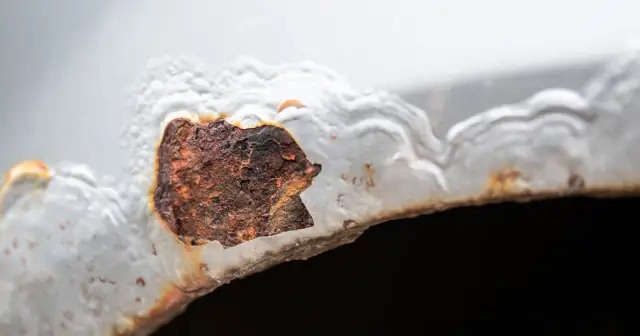 Rdza na aucie przez sól? Zabezpiecz karoserię i uniknij strat!