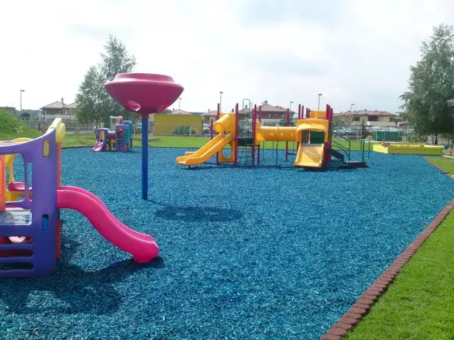 O ile większa jest powierzchnia placu zabaw dla dzieci szkolnych?