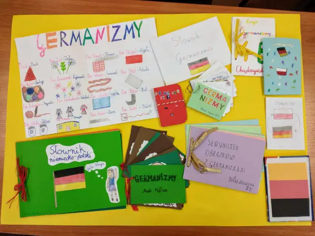 Kolorowa wystawa prac plastycznych i słowniczków na temat germanizmów w języku polskim.