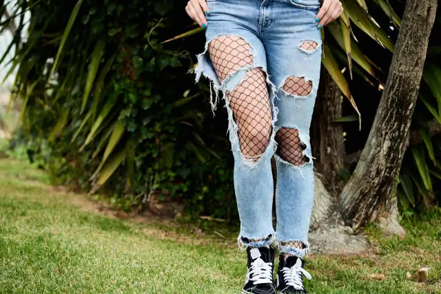 Czarne kabaretki: Jak nosić? Stylowe triki i modowe wpadki!