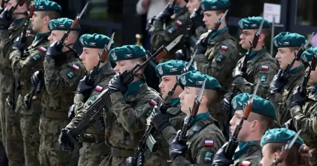 Ile zarabia cywil w wojsku? Pensje, dodatki i perspektywy