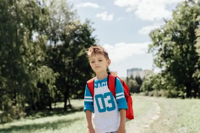 Fobia szkolna: Jak pomóc dziecku pokonać lęk przed szkołą?